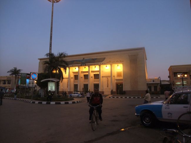 　今日の夜ご飯は、ルクソール駅のほうまで歩いてきました。<br />　いや、途中まで馬車で来たんだけど、馬車のドライバー(？)、「タバコ吸わないのか？」とか「マリファナ吸わないか？」としつこいので、こりゃまずいと思って途中で降りましたよ。<br />　歩くのも、周りが暗いと、ちょっと怖い。緊張感を持って、駅まで来ましたよ。