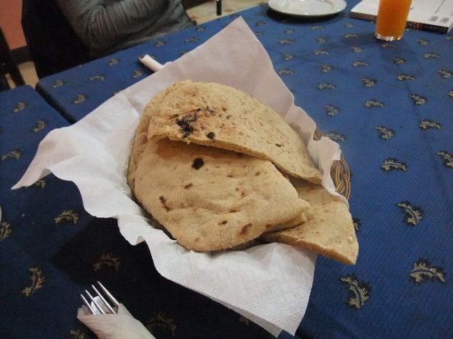 　何かにつけて出てくる、ナンみたいなの。<br />　「エイシ」っていいます。そのまま食べても、肉を挟んでもよし。