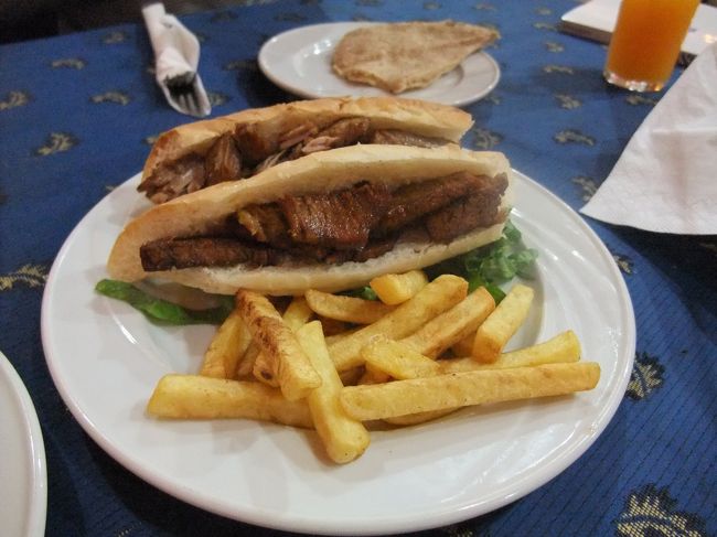 　コフタという串焼きひき肉。これもおいしい。