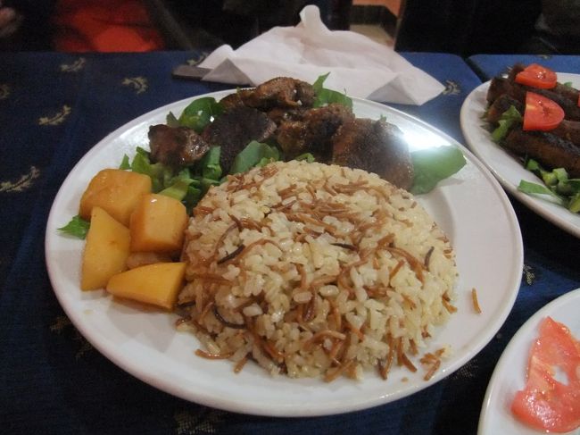 　ケバブと、ごはん。スパイシーでおいしかった♪<br />　ここまで、エジプト料理、ハズレ無しですよ。