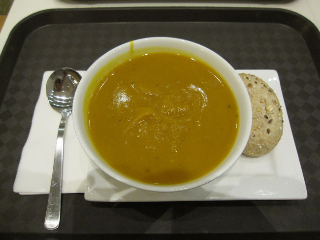 チャンギ空港で腹ごしらえ。<br />soup spoon!!