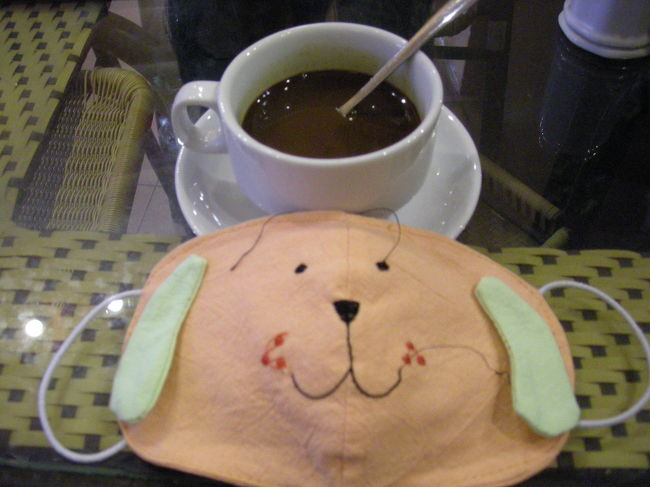 最初の買い物は、マスク。<br />これ必須。<br /><br />ドンスアン市場で買ったマスクとベトナムコーヒー。