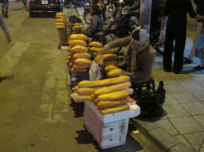 交差点でフランスパンを売っていました。