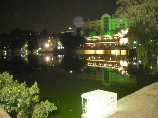 ホアンキエム湖。