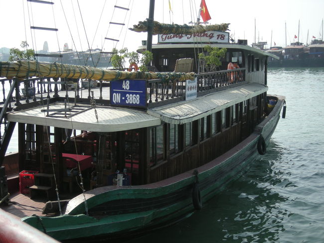 2日目、ジャンク船に乗ってハロン湾に出ます。<br /><br />ハロン湾まではマイクロバスで4時間くらい。<br />とても大変。<br />途中休憩所に寄りました。