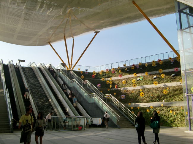 中央公園駅の改札を抜けると広〜い広場のようになっています。<br /><br />とても駅とは思えません。