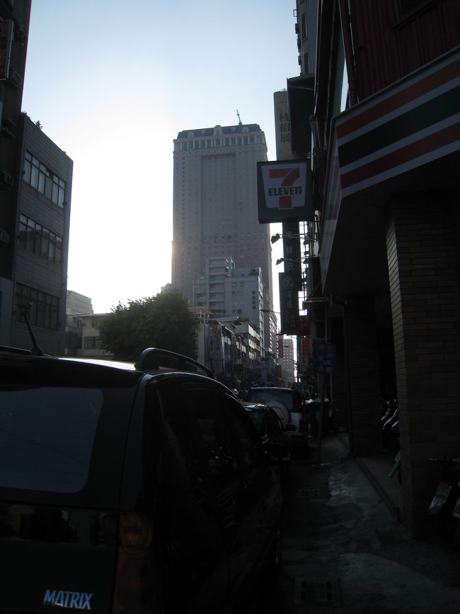 ホテルがだいぶ近づいてきました。<br /><br />通路にはバイクや自転車、飲食店の椅子などがあるので<br />なかなか通行するのが大変(＠_＠;)<br /><br />