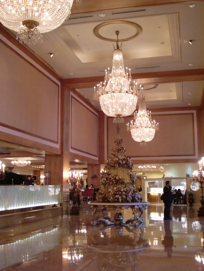 ホテルロビーにはクリスマスツリーが。<br /><br />冷房がかなりかかっていて館内はとても寒いです…。