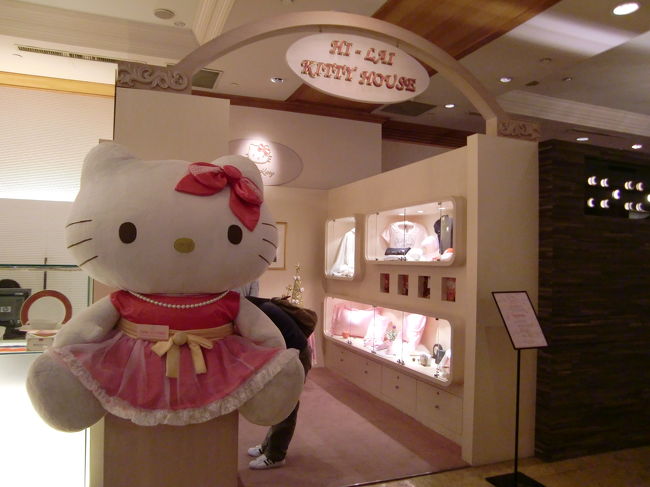 こちらのホテルにはキティーちゃんルームもあるようです。<br />こんなに大きなキティーちゃんは見たことが<br />ありません（*^_^*）　かわいいですね。