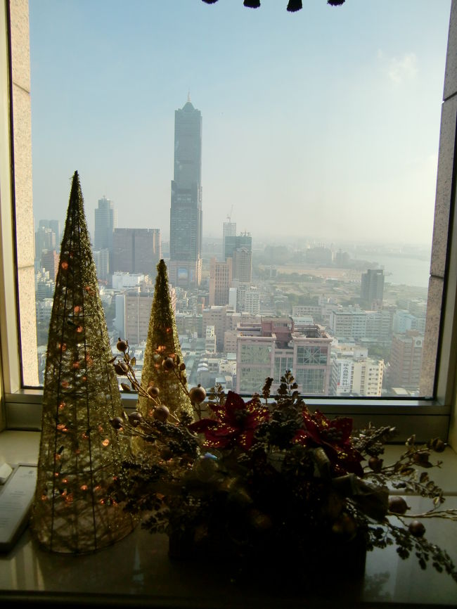 ２７階、エレベーターホールからの景色。<br /><br />正面に見えるのは高雄のシンボル <br />東帝士85ビルです。<br />デパートやホテルが入っているらしいです。