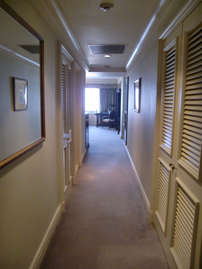 部屋のドアを開けると長い廊下が（笑）