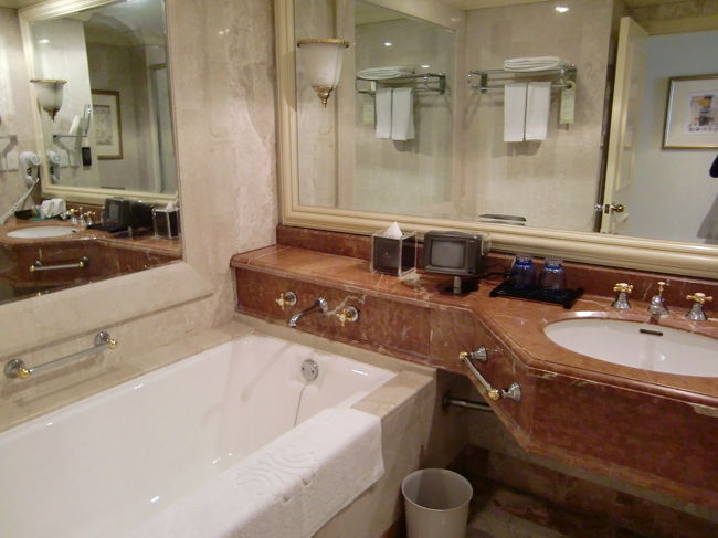 浴室にはテレビが☆<br /><br />バスタブが広いです。