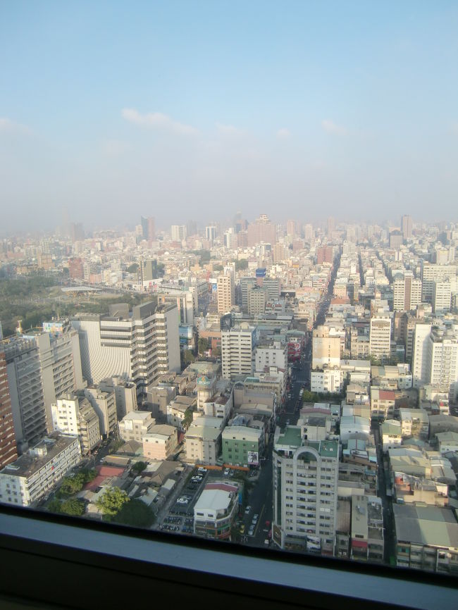 部屋からの景色です。<br /><br />黄砂の影響でしょうか？？<br />少しうす曇りです。