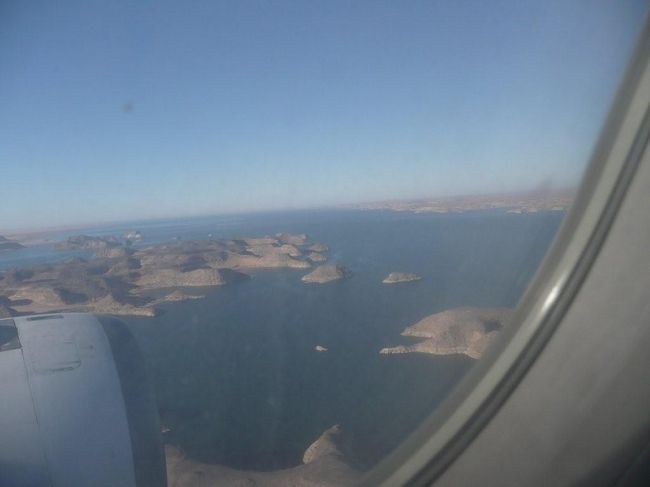 眼下にナセール湖が広がります。アスワンハイダムの建設によって出来た湖です。高度が下がってきたのでいよいよ着陸ですね。