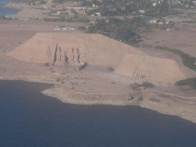 着陸直前、飛び込んできたのは空から見るアブシンベル神殿。機体左側の窓側に席を取っているとこんな風景に出会えます。