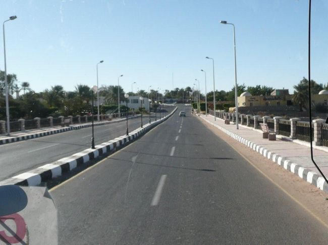 アブ・シンベルの町並み。神殿観光の為に発達した町とは言え、道路もしっかり整備されており、また遺跡近くの集落にはホテルやちょっとした軽食レストランも出来ている。