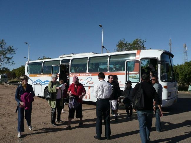 こちらが空港から遺跡まで運んでくれるエジプト航空の旅行会社Karnak Tourのバス。遺跡までは往復無料で運んでくれます。