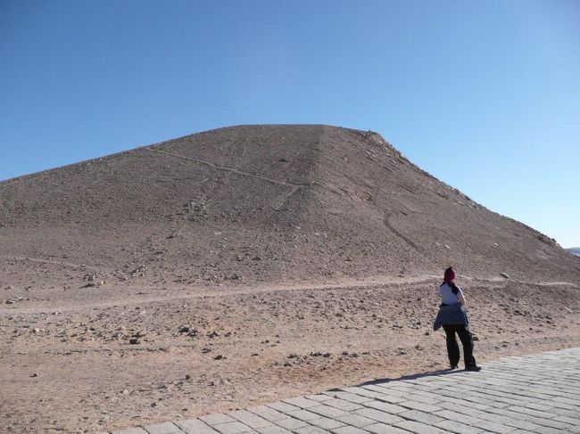 チケットを買って神殿敷地内に入ると、目の前にこんな小山が見えてきます。実はこれ人造の山。神殿を移築した際、元あった環境と合わせるためにこんな山をコンクリートで作ってしまったらしい。