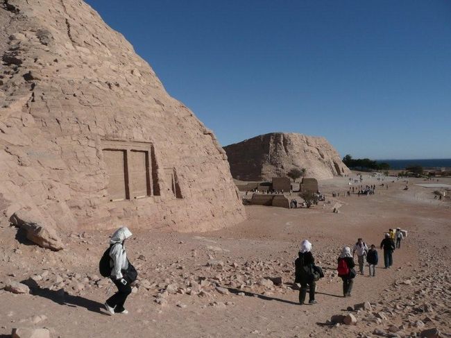 そして小山の正面に回るといよいよ神殿が見えてきました。手前にあるのがアブシンベル大神殿、そして向こう側はネフェルタリ神殿(小神殿)。山はコンクリで作ったとは言え、神殿と色も合わせてある。