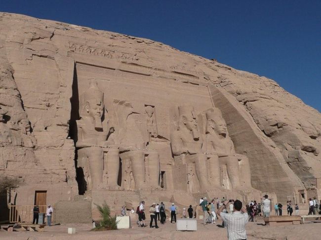 ●アブシンベル大神殿<br /><br />こちらが大神殿の正面入り口部分。4体の巨像が並んで座っているこの風景はあまりにも有名。そしてヘヴィメタファンにはエディーが封印された「Powerslave」のアルバムジャケで有名。<br /><br />この神殿を建てたのはファラオの中のファラオと呼ばれたラムセス2世で、紀元前1250年頃に作られたらしい。パワーショベルも無い古代にどんな労力を費やしてこんな神殿を作ったのかと思うと、気が遠くなる。