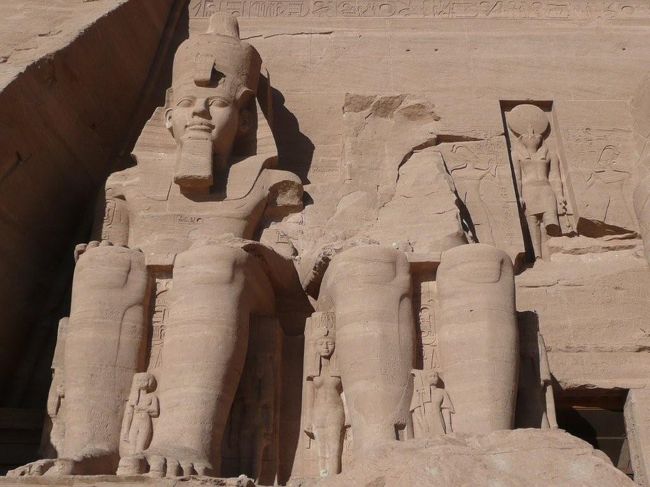 入口左側の巨像。2体ともラムセス2世であるが、右側は残念ながら上半身が崩れ落ちてしまっている。左手の像は頭に王冠を抱いている。