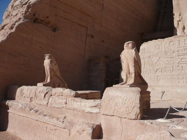 その足元に有る小動物(鳥？)の像達。