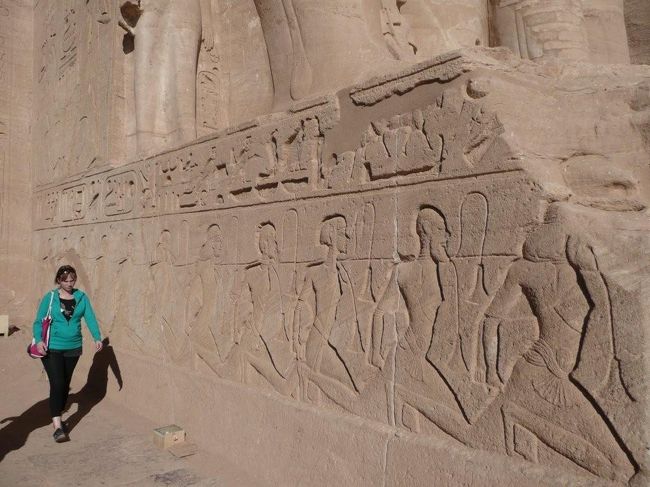 そして神殿入口へと続く通路のレリーフ。戦場で捕らえられた捕虜の様子を彫刻しているが、チリチリの頭からはヌピア人であることがわかる。やはりエジプト人から見てもチリ毛はチリ毛なんでしょう。<br /><br />各人の首は何かの蔓と思われるものから作った縄でつながれている。同様のレリーフが両脇に有る。