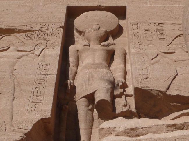 入口上部に彫られている「ラーホルアクティ」と呼ばれる神様の像。太陽神らしく、頭の上には日輪の様な輪っかが付いている。<br /><br />男か女かはわからないが、たぶん男だろう。