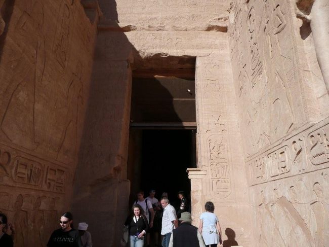 ここが神殿内部への入り口部分。両サイドのレリーフも見逃せない。