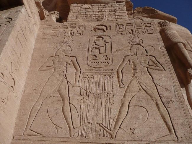 これが向かい合う2人のハピ神の像。上エジプトと下エジプトを象徴しているらしい。