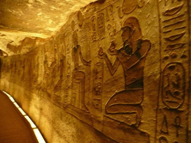 入って右手にある小部屋。倉庫として使われていたらしい。壁面には色つきのレリーフが入っている。何のレリーフかはよく分からない。