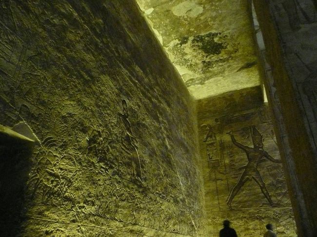 こちらは神殿入って右手の壁のレリーフ。カディーシュの戦いの様子が描かれている。写真左側は見にくいが、カディーシュの戦いに際しての作戦会議らしい。しかもスパイが紛れ込んでいて苦境に立たされた場面が書いてある・・・。