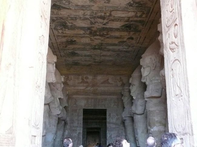 ★大列柱室<br /><br />入口から入ってすぐ。内部は写真撮影だめらしいが、入口からなら警備員の横でも堂々と写真が撮れる。で入口から見える様子がこんな感じ。<br /><br />両脇にはオシリス神(冥界の神)の格好をしたラムセス2世の立像が柱の前に並んでいる。この像は高さ10メートルもあるらしい。<br /><br />この部屋に続いて全室があり、そして至聖所へと至る。入口からすべてが見渡せる。天井の壁画も必見。<br /><br />この列柱の後ろ側には通路が有り、その壁にもラムセス2世の活躍を伝えるレリーフがみられる。