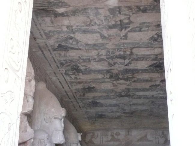 天井の画も見逃せない。ネクベド女神の像。