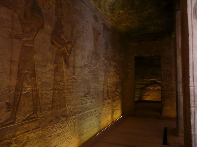 神殿内部のレリーフ。柱の裏手の壁の部分。こちらは必見、ネフェルタリ王妃の戴冠式の様子。