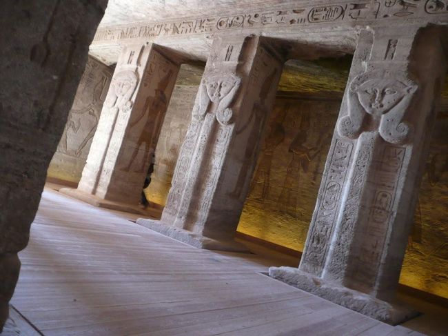★大列柱室<br /><br />写真でわかるように、入口からの外の光がしっかり差し込めるような距離。柱の上部にはハトホル神の顔が彫刻されているのが面白い。<br /><br />なんとも笑える顔をしている神様だ。<br /><br />柱の後ろ側の壁にはレリーフが有るのも見逃せない。