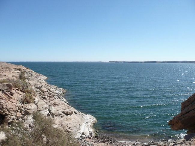 神殿のすぐ近くまでこうしてナセール湖が来てます。水位が上がる前もだいたい神殿近くまで水が有ったんでしょうね。<br /><br />ここの湖の水って青いんですよ。ほかの国では泥色の湖が多いけども。