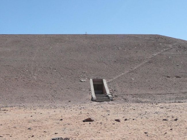 さて間もなくアブシンベルの観光も終了です。入口部分近くから大神殿があるであろう後部分を見たら、不思議な穴が・・・。<br /><br />通気口かな？<br /><br />ちなみにこの山小石で覆われて入るが、実はコンクリらしい。