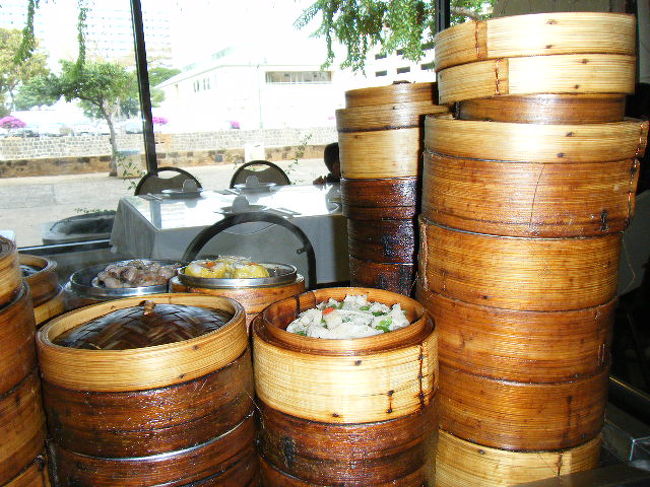 飲茶はワゴンで運ばれます。<br />好きなものを選んで、伝票に印を押してもらいます。