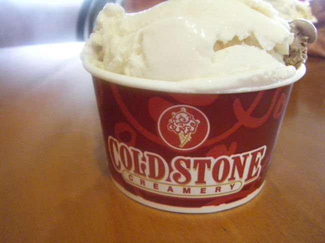 コールドストーンクリーマリーでアイスを買って、<br />夕陽を見に行きました。