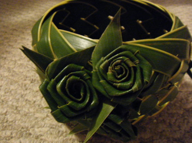 ヤシの葉で編んだ籠。薔薇が綺麗に編まれています。<br />＄５でした。