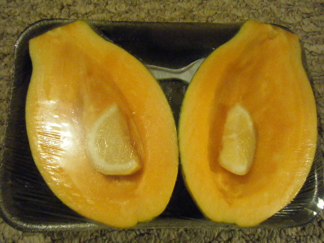 パパイヤにレモンを絞って食べます。<br />スッキリとした味で、美味しいです。<br />フードパントリーで売っています。