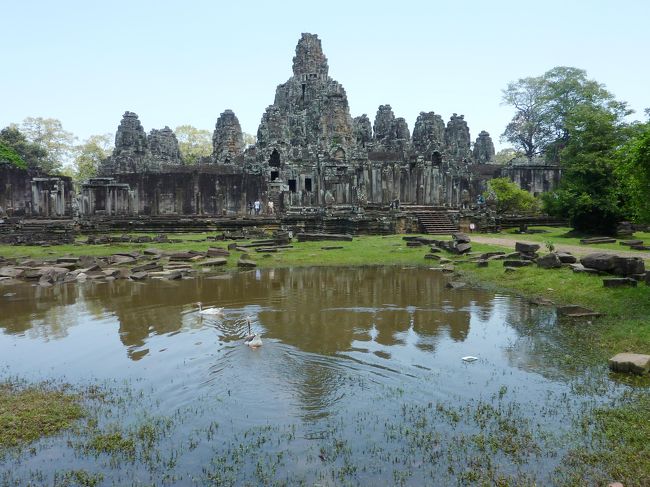 アンコールトムのバイヨンです。<br />水面に映し出されたバイヨンが美しいです<br />