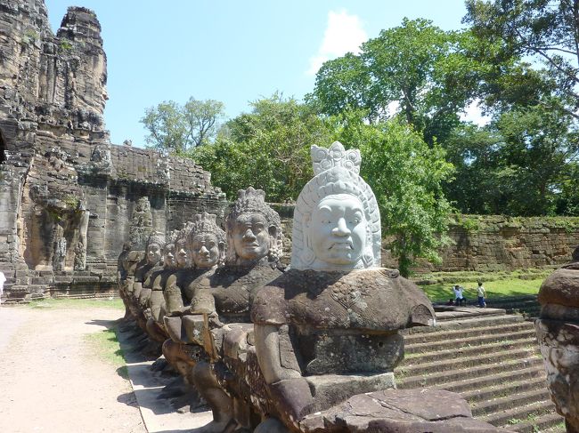 アンコールトム南大門の手前です。<br />１つだけ頭が新しい。。。<br />