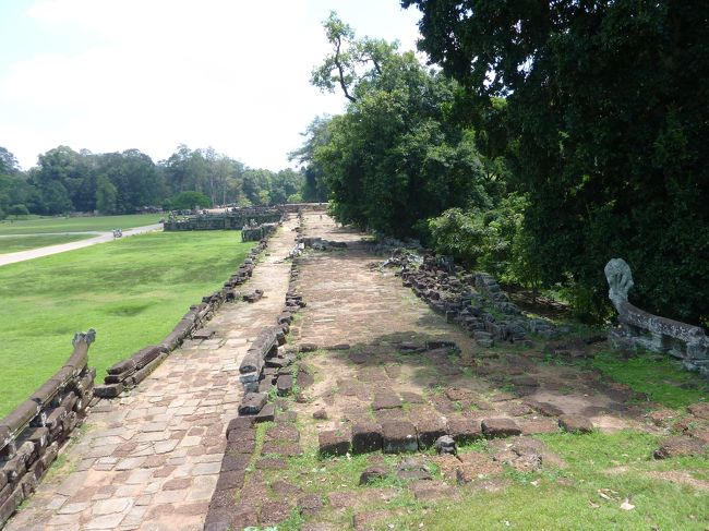 像のテラスの上を歩く