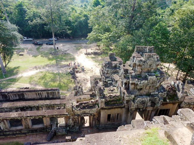 タ・ケウ<br />てっぺんから撮影。登るのはキツイです。