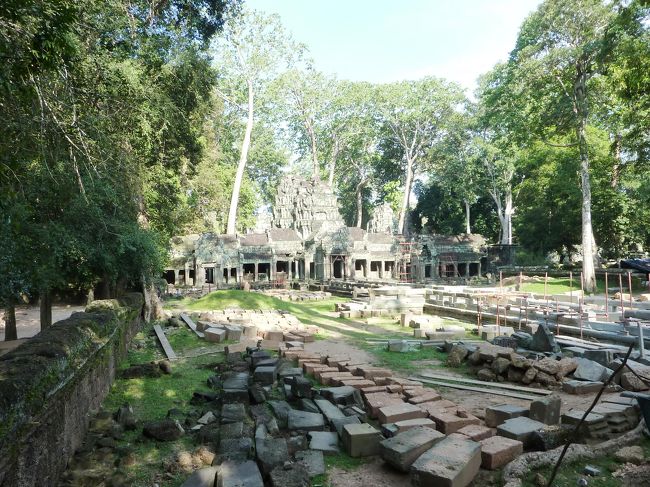 タ・プローム<br /><br />当初は仏教僧院で、後にヒンディー教に改宗された寺院。そのため仏教色が強い。