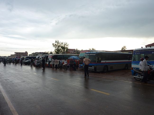 シエムリアップのバスターミナル<br /><br />早朝便でプノンペンに向かいます。<br />バスターミナルまではゲストハウスから無料バスがでています。