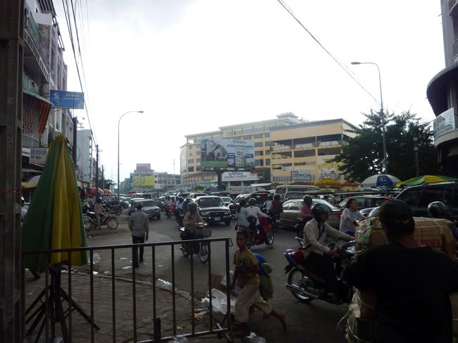 シエムリアップと比較しても、交通量は断然激しく、活発な経済がうかがわれます。