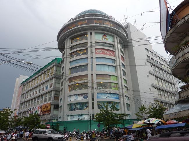 ソリア・ショッピングセンター<br /><br />モダンな建物です。売り場は化粧品、スーパー、衣料品、家電など日本にあるデパートと一緒です。<br />ここもたいへん賑わっています。<br />